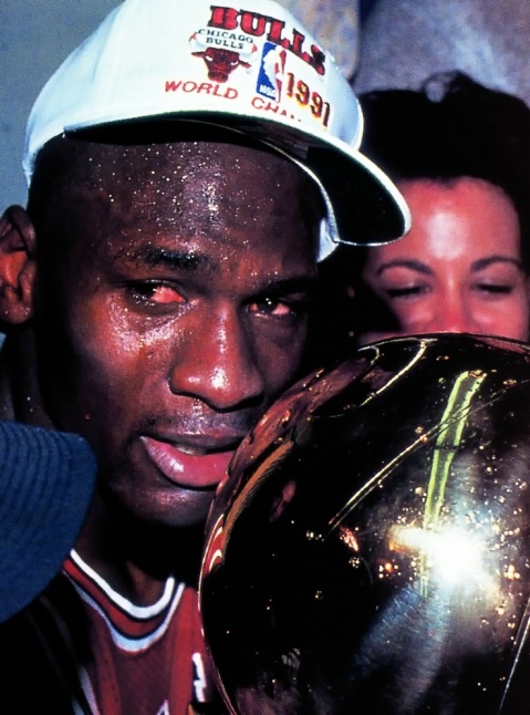 Michael Jordan cllora después de coronarse campe'ón de la NBA en  in 1991